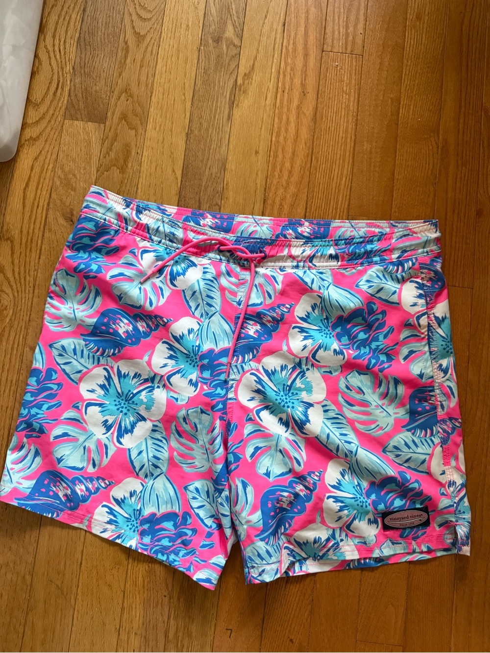 Vineyard Vines Mens Chappy Swim Trunks Pink Tropical Floral Seashell Size S